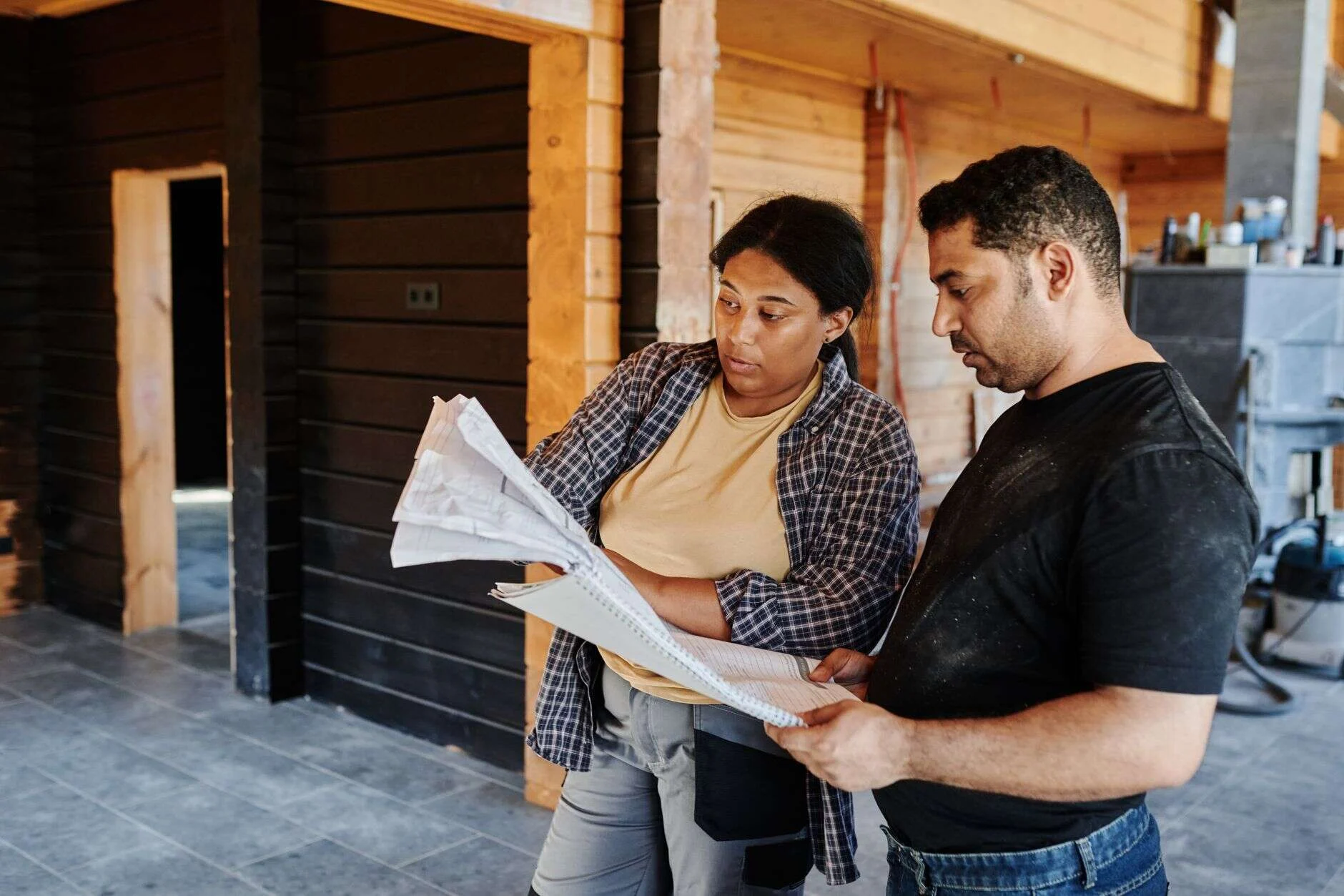 Houston insulation contractor discussing a home insulation project